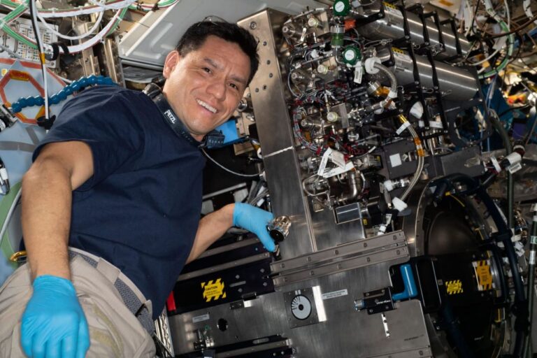 Frank Rubio, el astronauta hispano que inspira a niñas y niños de Iberoamérica