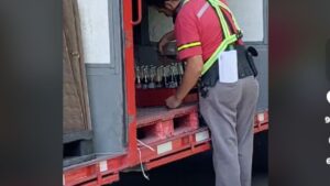 Despiden a empleado de Coca-Cola que rellenaba envases de vidrio