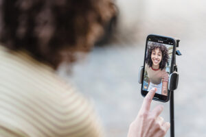 Conoce la fintech Lucky Hand, un aliado financiero diseñado para las necesidades de los creadores de contenido