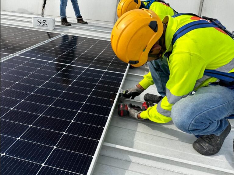 Solución de S-5 reduce costos en 25% en instalaciones solares de Walmart y Sika México
