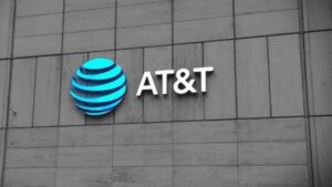 Acciones de AT&T caen tras revelarse cables de plomo tóxico enterrados en EUA
