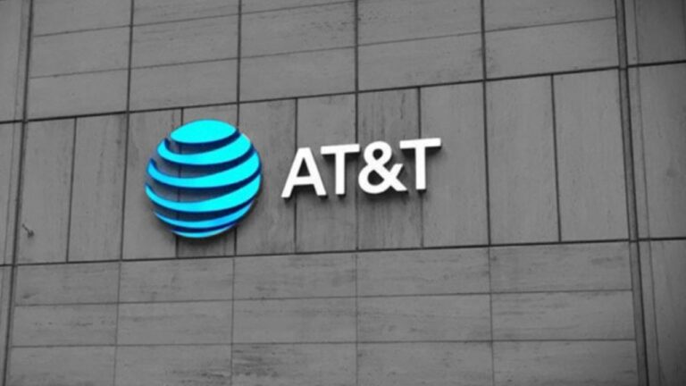 Acciones de AT&T caen tras revelarse cables de plomo tóxico enterrados en EUA
