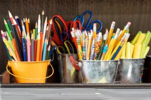 ¿Cuáles son los útiles escolares que conviene comprar por volumen?