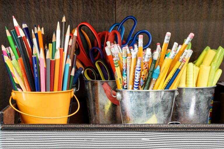 ¿Cuáles son los útiles escolares que conviene comprar por volumen?