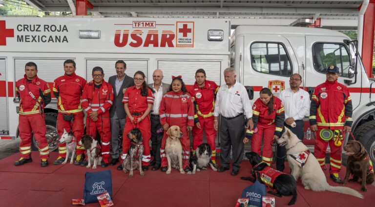 Reconocen a caninos de Cruz Roja con donativo