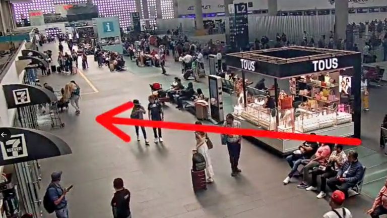 Niño rompe puerta de cristal en la T2 del AICM