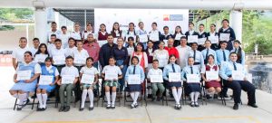 Ternium reconoce con becas a estudiantes destacados de Aquila y Coahuayana