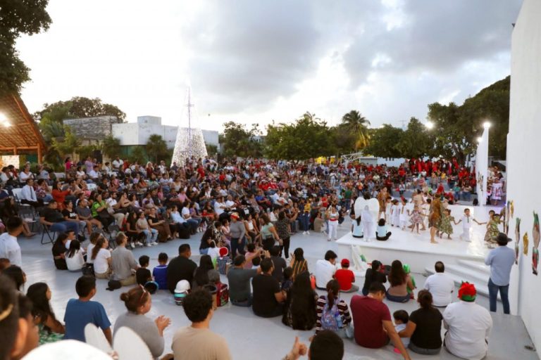 Participan niñas y niños en festival navideño del DIF Solidaridad