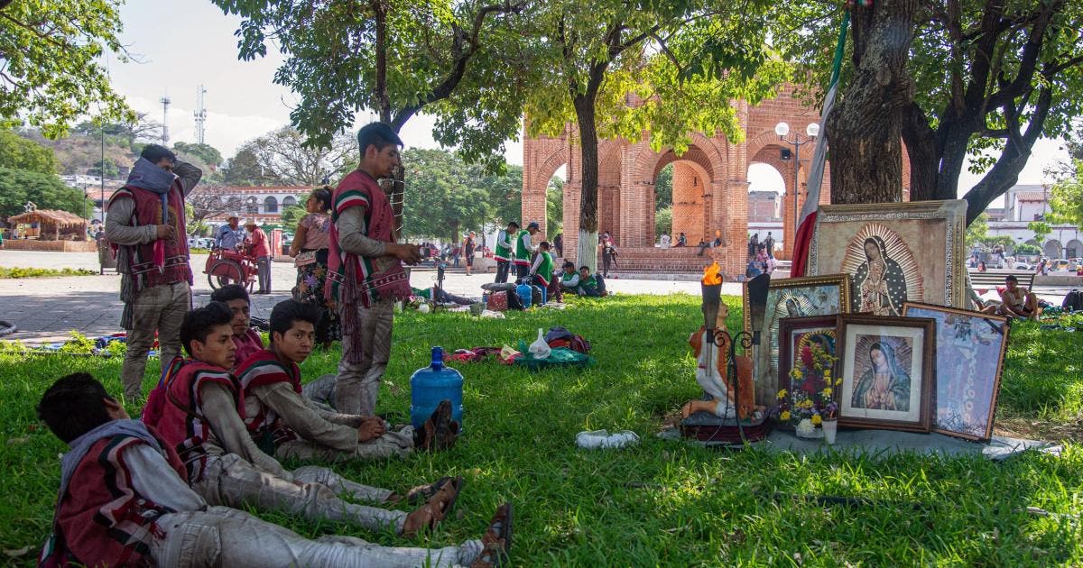 Indígenas rezan en honor a la Virgen María debajo de árboles sagrados en Chiapas
