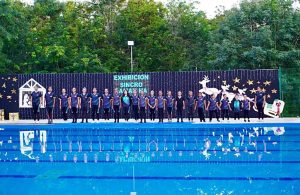 Sirenas y tritones solidarenses realizan exhibición de natación artística para despedir el 2023