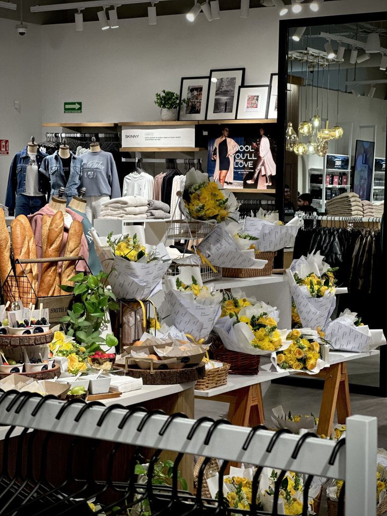 Abercrombie & Fitch celebra la apertura de su primera tienda en Jalisco, la décima en el país