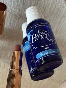 Luna Bruxa presenta su nuevo ritual, «El poder mágico de un labial»