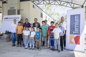 Ternium dona aula móvil a Comunidad de la Sierra en Michoacán