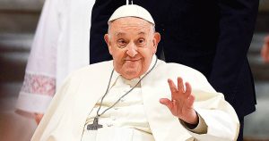 Reaparece el papa en misa sabatina; lo ven “frágil”