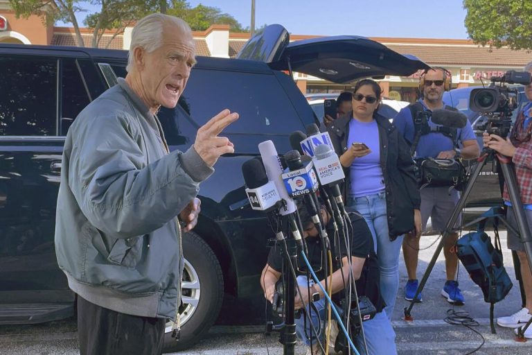 Peter Navarro, exasesor de Trump, se entrega para ir a prisión por desacato al Congreso de EU