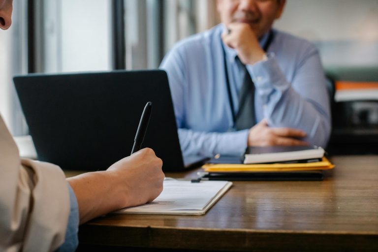 Sector industrial y de servicios con mejores sueldos y prestaciones para directivos en México: Adecco