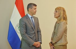 Núria Vilanova, presidenta de CEAPI, junto a inversores iberoamericanos son recibidos por Santiago Peña