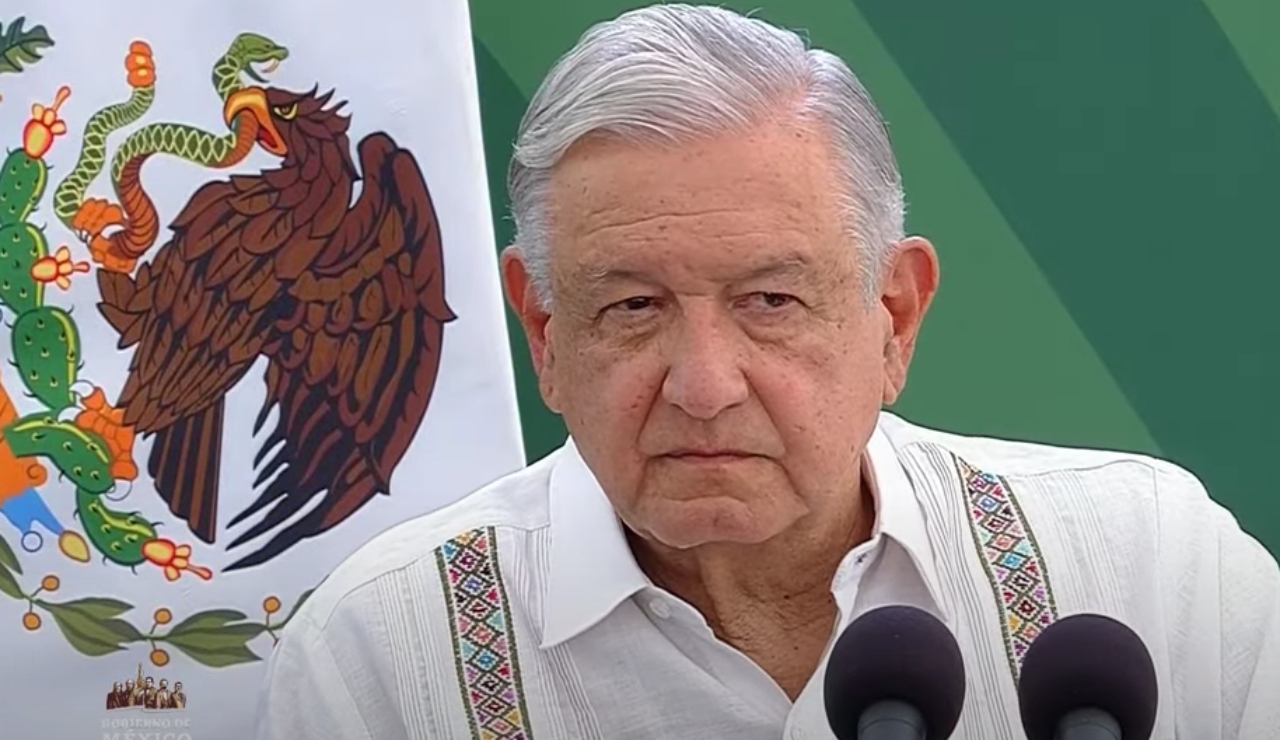 La bandera es de todos, hasta de los traidores a la patria: AMLO