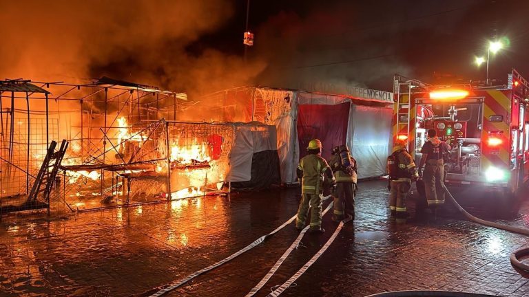 Corto circuito desata incendio en mercado de Morelia y consume 24 puestos