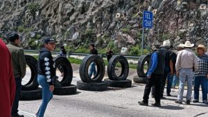 Ejidatarios bloquean la autopista Arco Norte