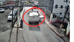 Camión de carga sin frenos embiste varios vehículos en Huixquilucan