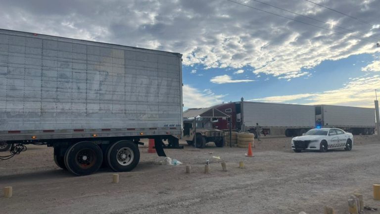 Rescatan a 73 migrantes que viajaban en caja de tráiler en Sonora