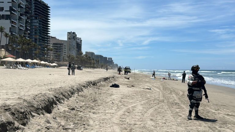 Olas del mar arrastran dos cuerpos hasta playa Revolcadero en Acapulco
