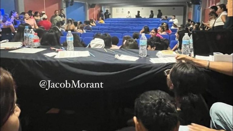 Grupo armado asalta a estudiantes en auditorio de la Universidad Autónoma de Guerrero