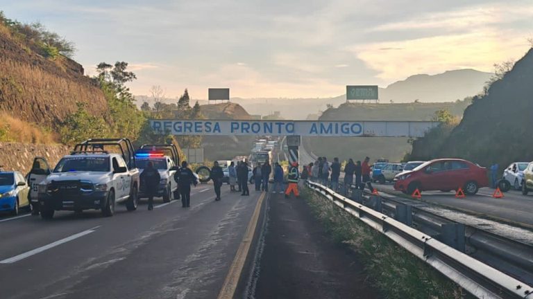 Caos por bloqueos de taxistas en autopista hacia Atlixco