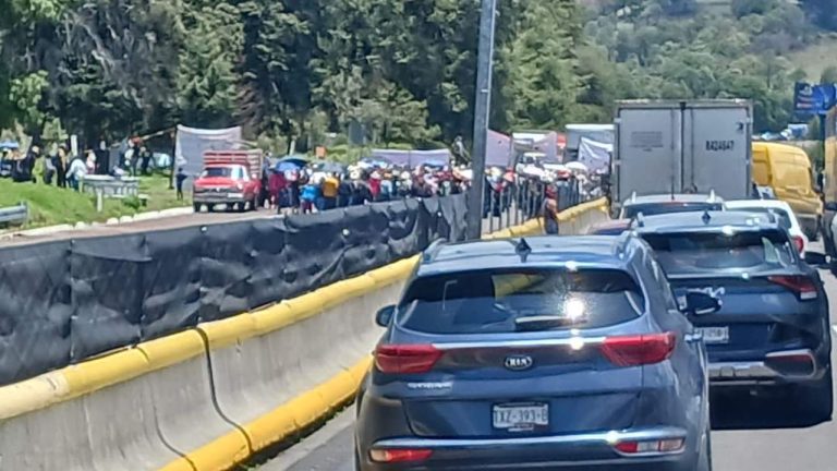 Ejidatarios de Tlahuapan bloquean la México-Puebla por falta de indemnización