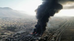 Incendio arrasa con tres naves industriales en Tijuana