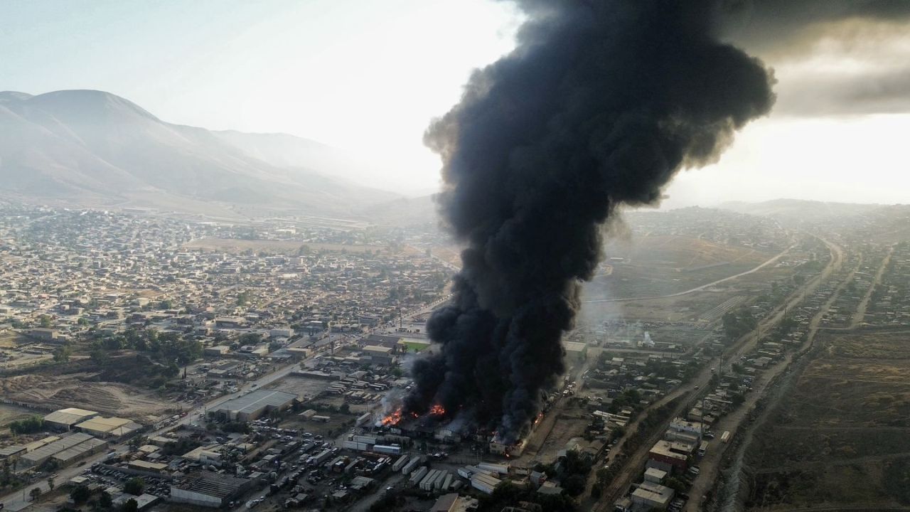 Incendio arrasa con tres naves industriales en Tijuana