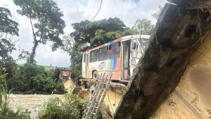 Colapso de puente en Omealca, Veracruz, deja un muerto y varios heridos