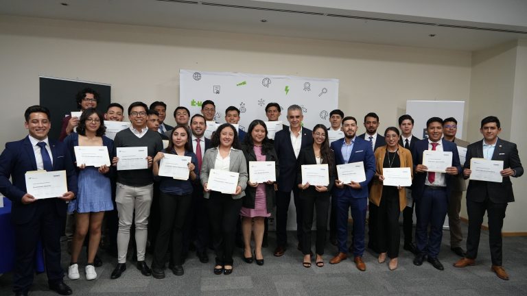 Techint Ingeniería y Construcción entrega becas a 45 alumnos de bachillerato y universidad