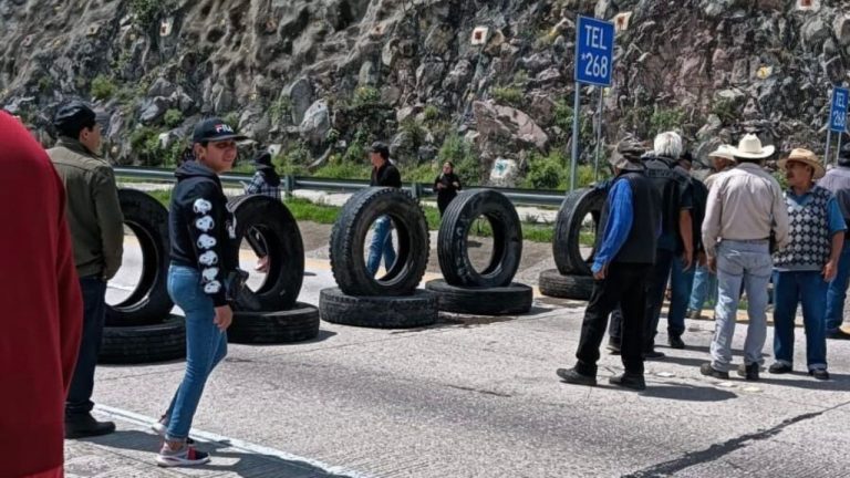 Ejidatarios llevan 57 horas de bloqueo en Arco Norte; amenazan con detonar puente