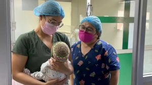 Médicos del IMSS salvan a bebé que fue apuñalada por su mamá al nacer