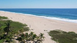 Mueren ahogados rescatista y viejito en playa Agua Dulce de Oaxaca