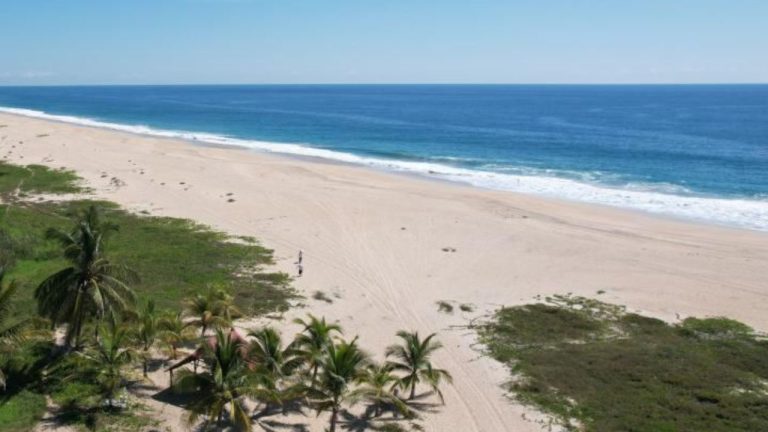 Mueren ahogados rescatista y viejito en playa Agua Dulce de Oaxaca