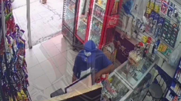 Sujeto entra a robar a farmacia en Torreón y nadie lo detiene