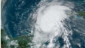 ‘Beryl’ se debilita más y continúa por Yucatán como tormenta tropical