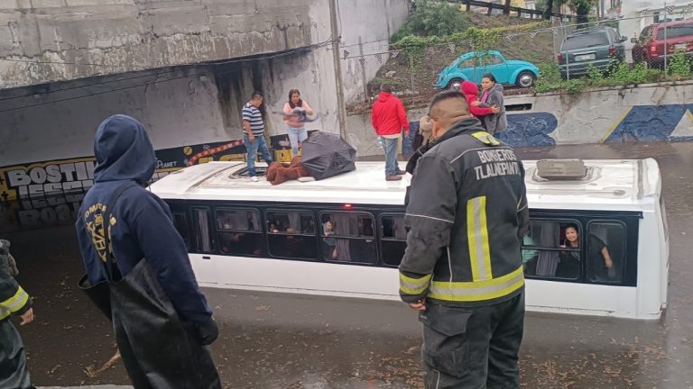 Rescatan a 35 pasajeros de autobús tras inundaciones en Tlalnepantla
