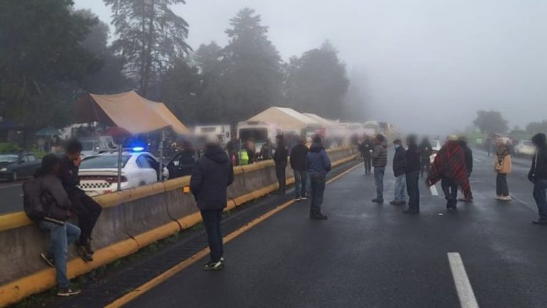 Por segundo día, ejidatarios bloquean la autopista México-Puebla