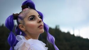 NIKKI FÖLK DA A CONOCER SU SENCILLO “SE SIENTE BIEN” INVITANDO A SOLTAR EL PESO DEL PASADO Y VIVIR EL PRESENTE CON GRATITUD