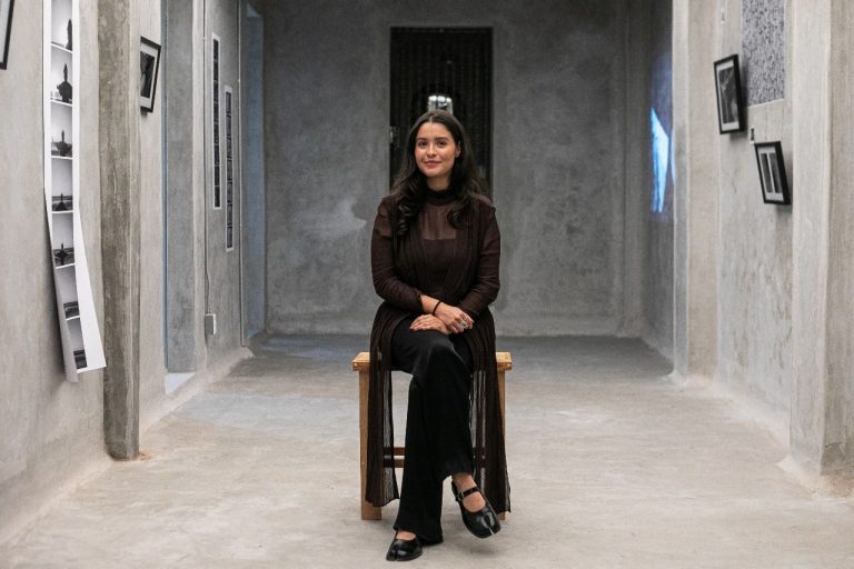 Una mirada profunda a la nostalgia y el hogar en primera exposición de Paulina Ávila