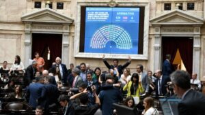 Argentina busca acuerdo con FMI por 20 mmdd; descartan devaluación