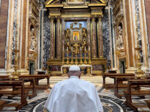 El papa en meditaciones del vía crucis: ‘La economía de Dios no mata, ni aplasta’