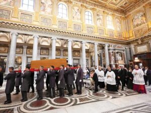 El gran público descubre la tumba de Francisco a la espera del cónclave