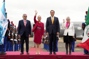 Sheinbaum llega a Honduras para participar en la Celac