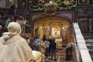 Así será la tumba en la que será enterrado el papa Francisco: una simple losa de mármol en el suelo