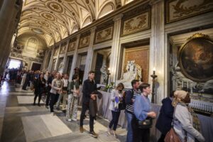 Miles de personas visitan la tumba del Papa Francisco en las primeras horas de apertura al público